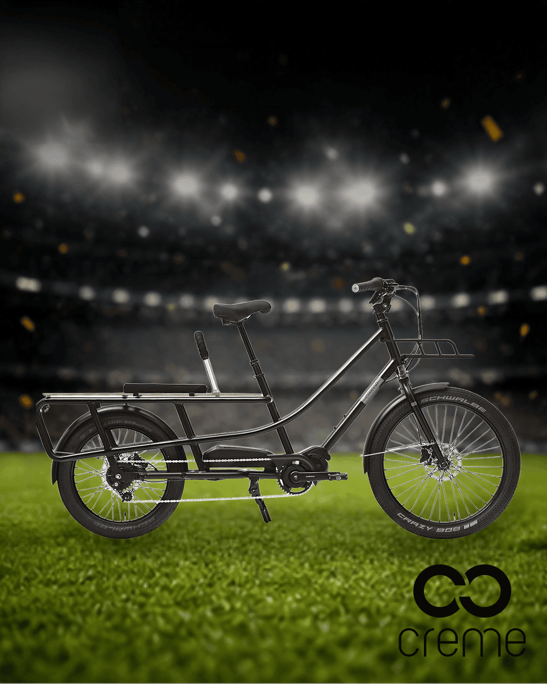 Ein Creme E-Lastenfahrrad